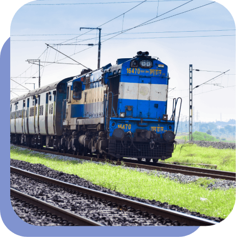 Train de marchandises en circulation sur des rails